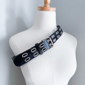 NWOT Hot Topic Black Double Row Oval Grommet Belt size medium 32-34